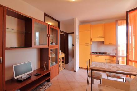 Bilocale seminuovo con arredamento e posto auto coperto